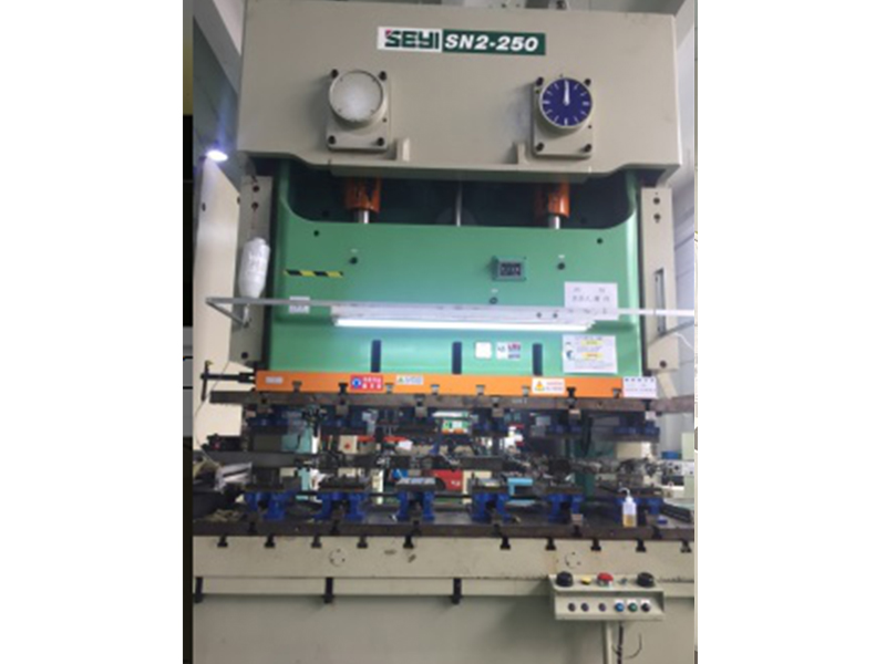 模內(nèi)機械手沖壓機